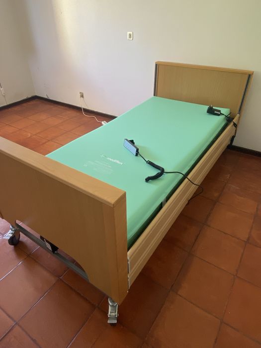 Cama articulada com barras laterais