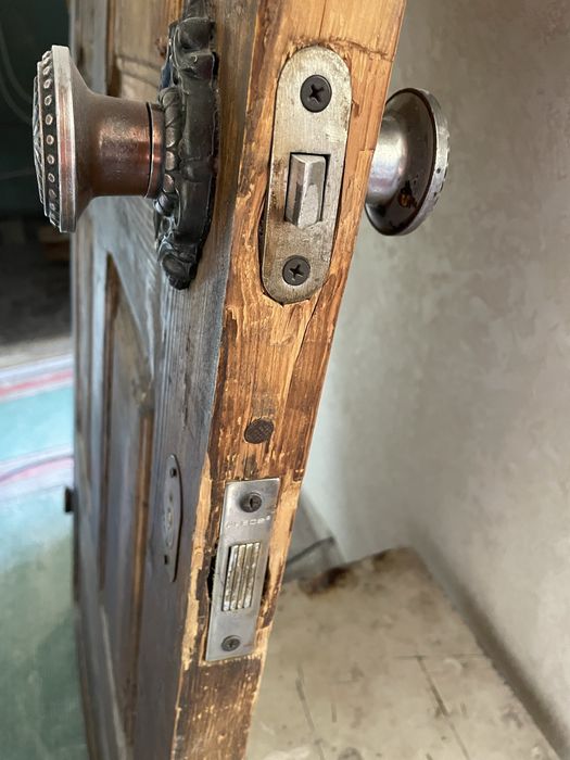 Продам ДЕРЕВЯННУЮ дверь