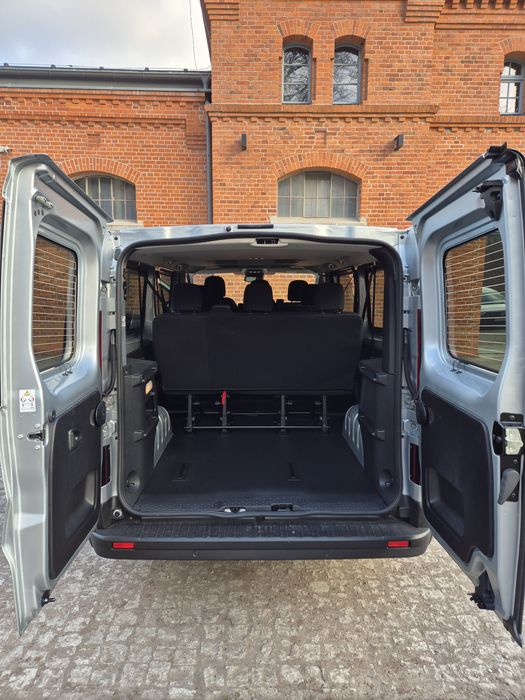Wynajem busa NOWY 9 osobowy Renault Trafic