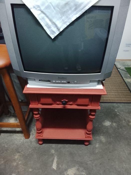 Televisão antiga e móvel antigo