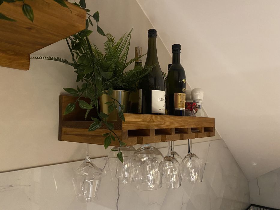 Stojak na wino, półka wisząca drewniana, industrialna