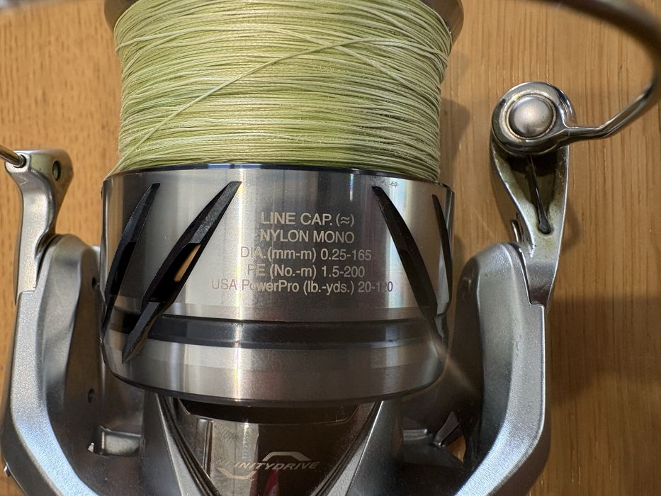 Kołowrotek Shimano STRADIC FM 4000M MHG (5,7:1) + plecionka Daiwa gratis
