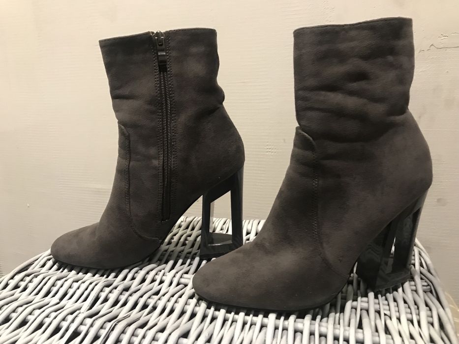 Botki szare zamszowe z dziurawymi obcasami