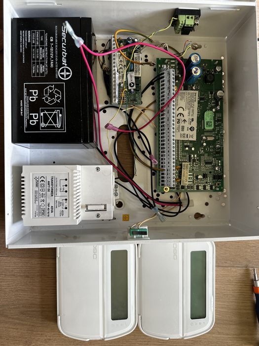 Centrala alarmowa Satel PC1864 plus dwie klawiatury plus