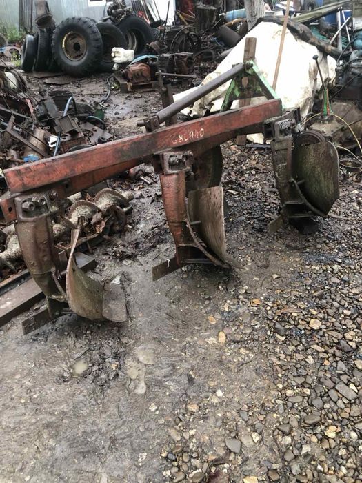 Плуг трьох корпусний