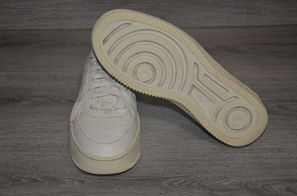 Продам кросівки шкіряні Фірма Nike Air Force 1  .