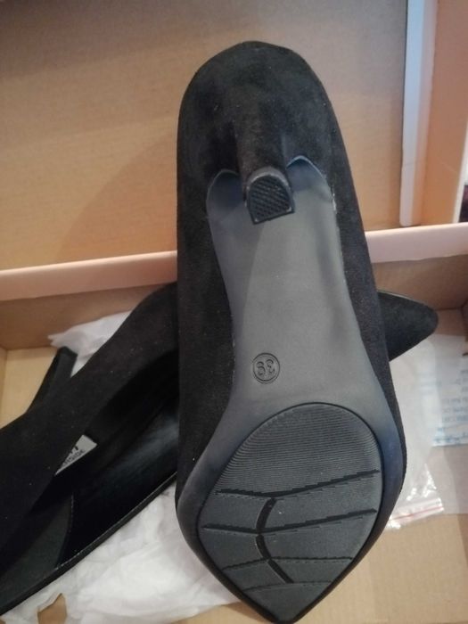 Sapatos pretos novos