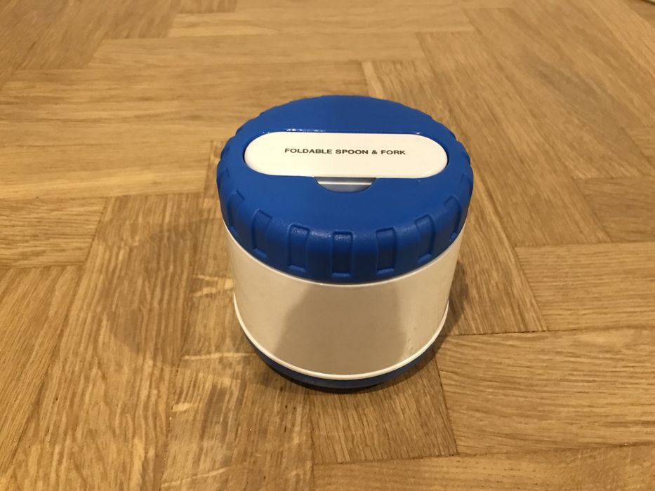 Pojemnik Pecoware niebieski na przekąski ze składaną łyżką i widelcem