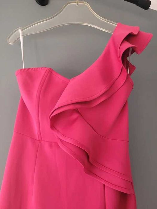 Długa sukienka z rozcięciem, na jedno ramię idealna na wesele