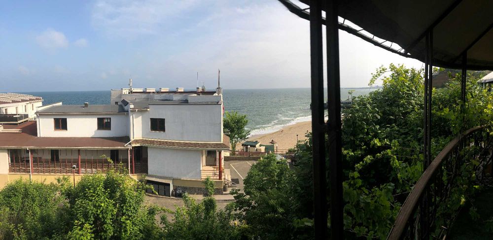 Продається котедж в Совіньйоні з видом на море.