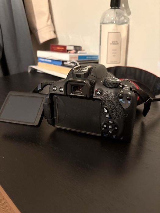 Canon EOS 700D + Lente 18-55mm STM + 4 Baterias + Cartão 64GB