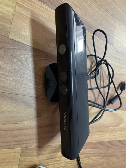 Xbox 360 com comandos e jogos