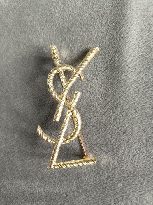 Broszka w kolorze złotym