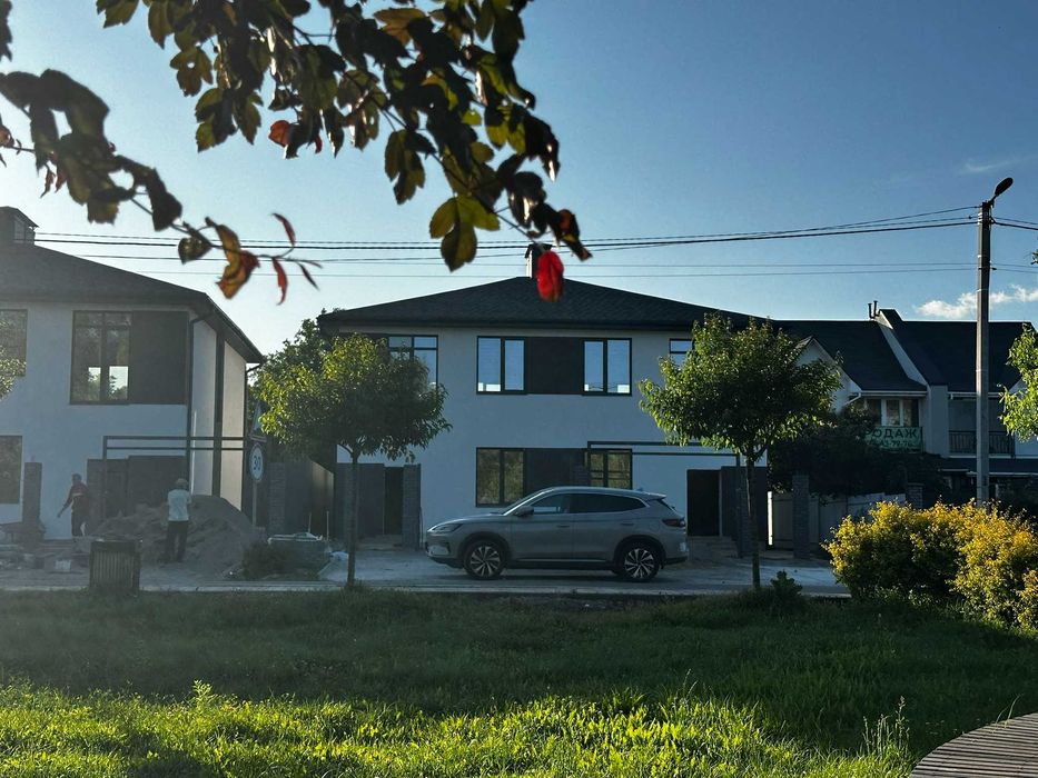 Будинок біля озера з пляжем