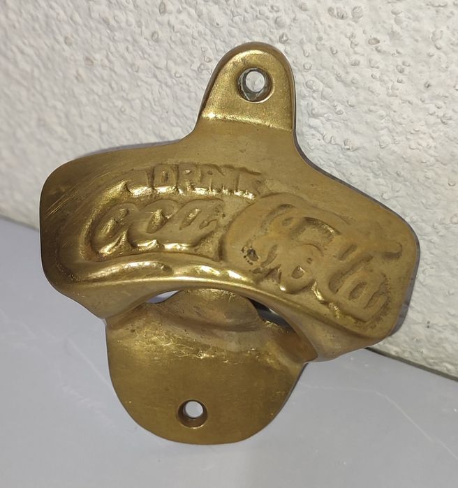 Abre caricas em latão CocaCola de parede