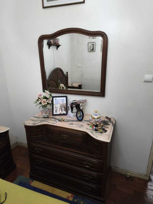 Vende-se Mobília de Quarto (cama + mesas de cabeceira + comuda + armário + espelho)