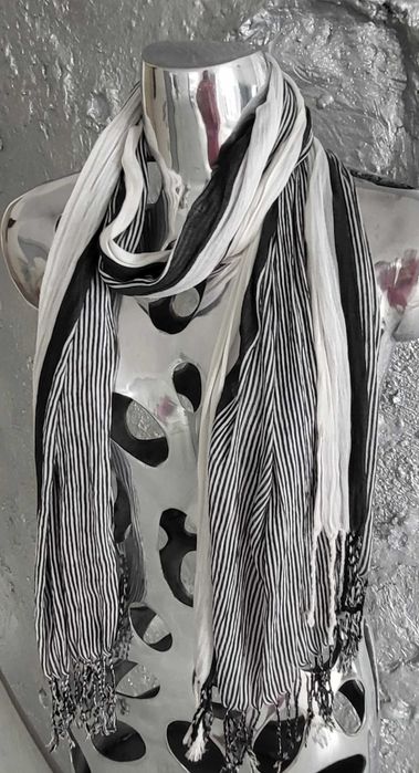 Guess szal  biało czarny