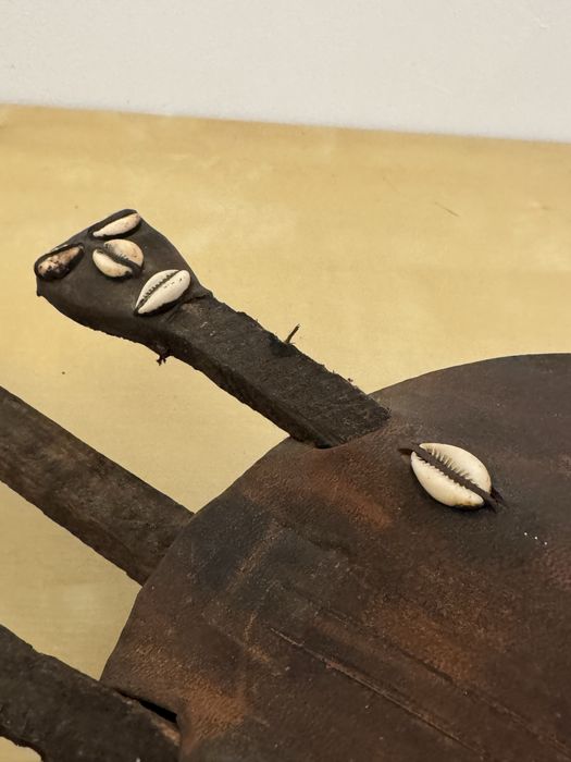 Instrumento Africano Antigo em Cabaça e Madeira