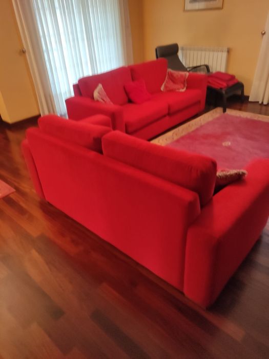 Conjunto de Sofás Vermelhos – 2 e 3 Lugares (Feitos por Medida)