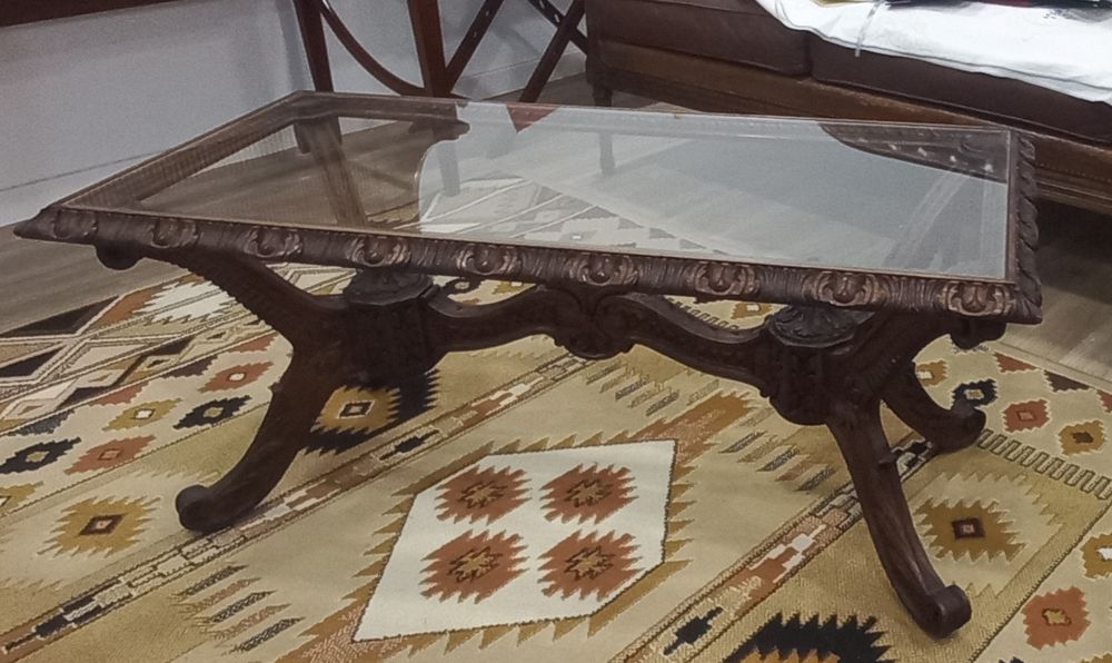 Mesa de apoio e sofá em pele verdadeira