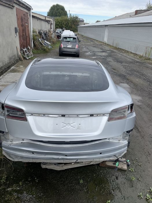 Tesla S 12-21р кузовні запчастини