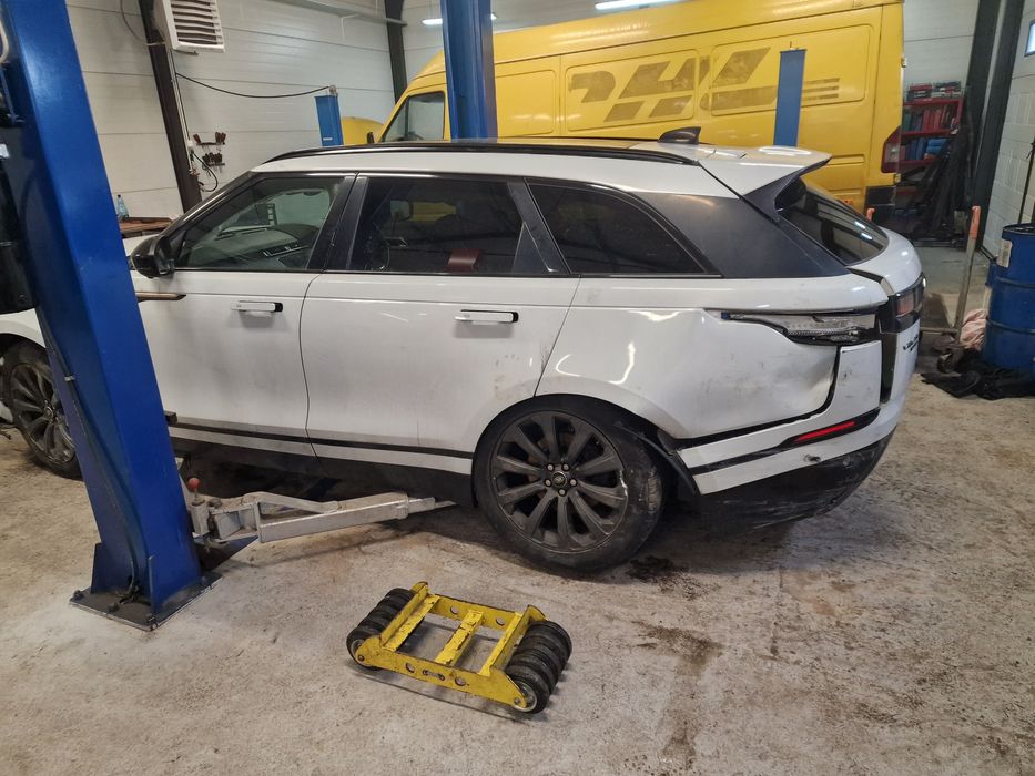 Range Rover Velar . 3.0 V6 R dynamic 19 rok . Anglik .