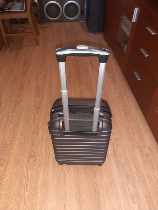 Продам дорожный чемодан.