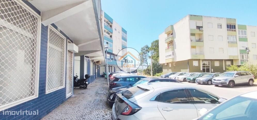Excelente loja em Loures com 83m2 e montras em toda a volta, possui AC