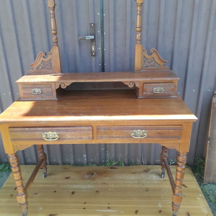 Stara , antyczna toaletka