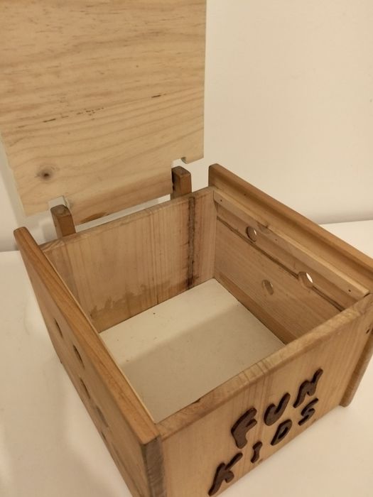 Caixa de arrumações criança