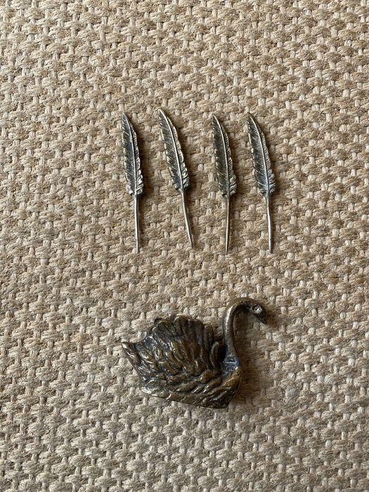 Cisne com plumas para cocktail em metal vintage