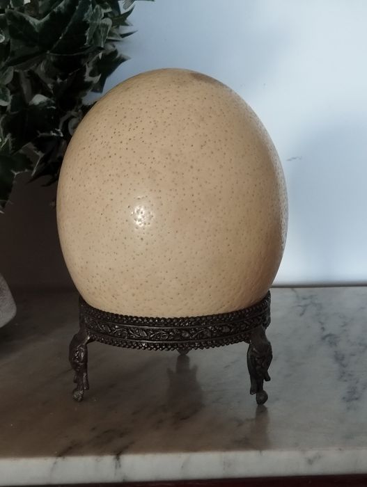 Ovo de Avestruz com Suporte Antigo
