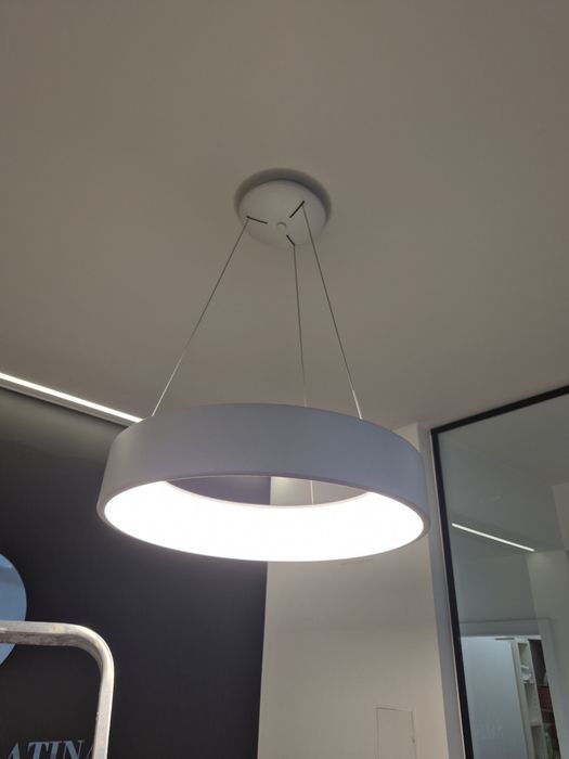Luminária Pendente LED Circular – Excelente Estado
