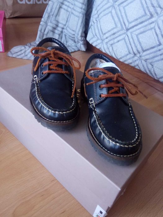 Sapatos de vela novos para rapaz