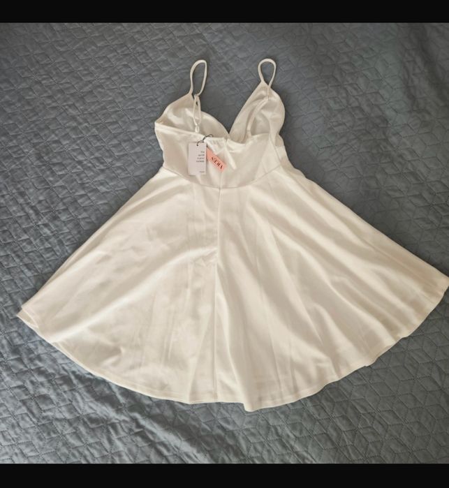 Sukienka biala idealna na poprawiny