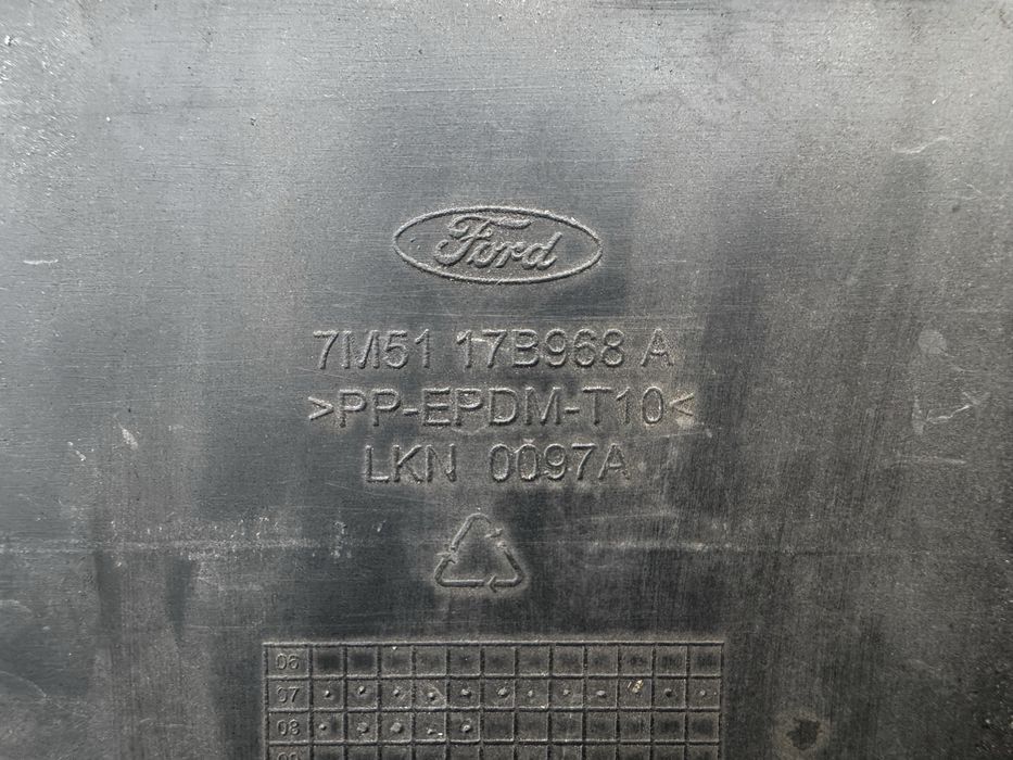 Решітка переднього бамперу Ford Focus 2 2008-2011