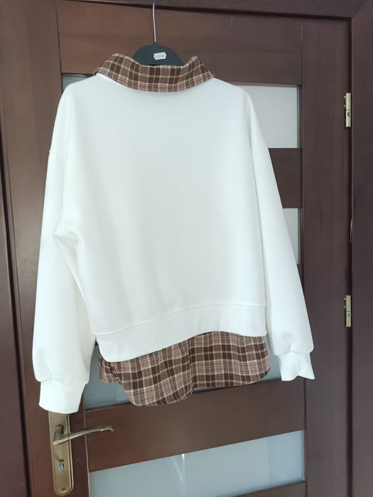 Śmietankowa bluza z kołnierzem w kratę