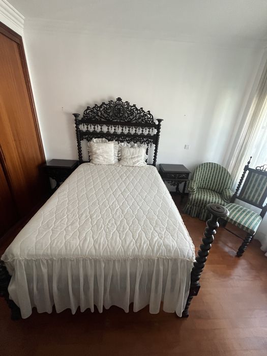 Cama e mesas de cabeceira