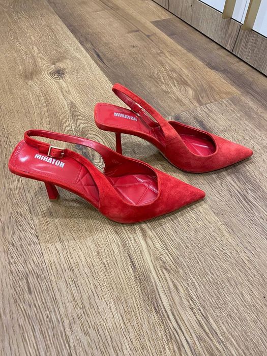 Червоні босоніжки