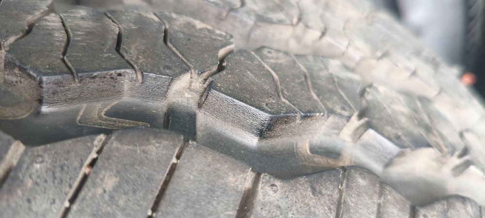 Продам літню , практично нову, резину  245/70/16