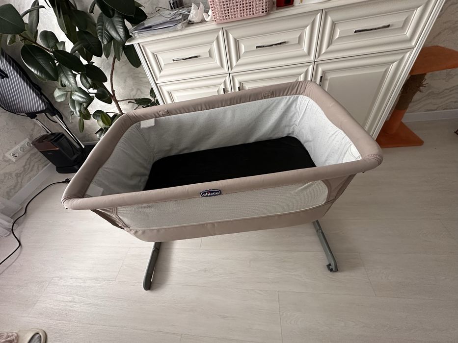 Приставне ліжечко Chicco next2me