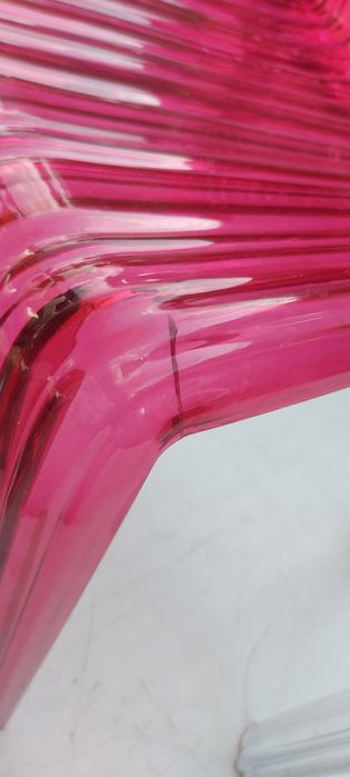 krzesło Kartell Frilly różowe i transparentne