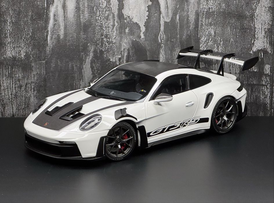 Модель 1:18 Porsche 911 GT3 RS (992) Minichamps