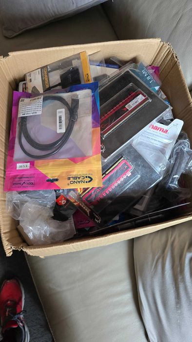 Vários cabos adaptadores RAM, de TV PC etc