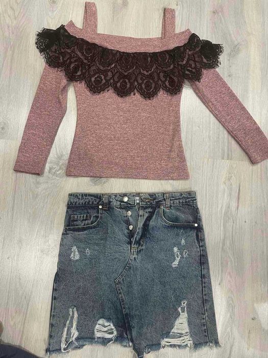 Кофта с открытыми плечами и кружевом
