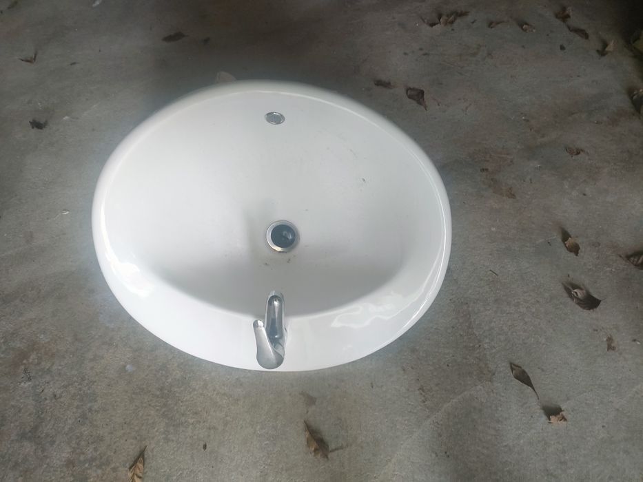 Lavatório oval com uma torneira
