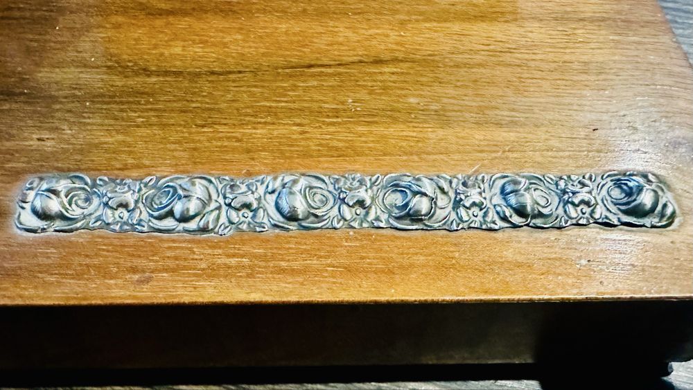 Escritorio antigo em madeira com simbolo monarquia portuguesa em prata