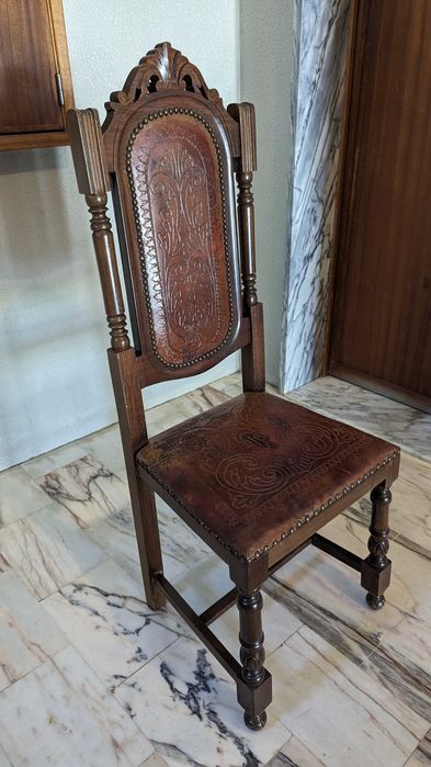 Antiga cadeira em madeira