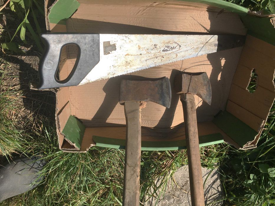 13-pomocnikow ogrodowych,duza donica,  nozyce, 2 siekiery, pila i inne