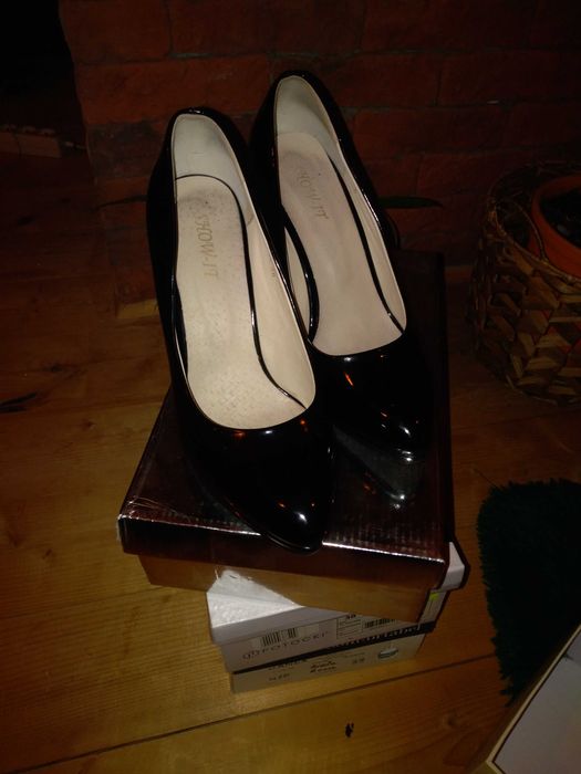 Buty lakierowane czarne 38